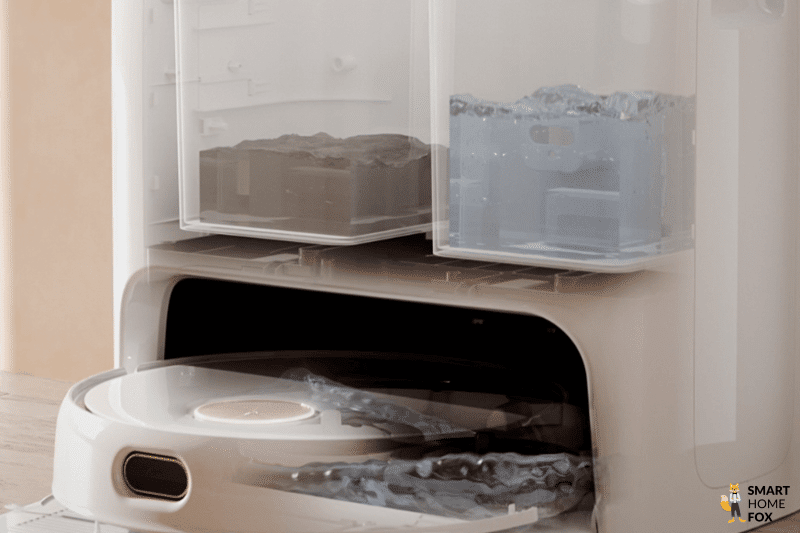 Die Funktionsweise der Yeedi Floor 3 Moppreinigungsstation ist zu sehen.